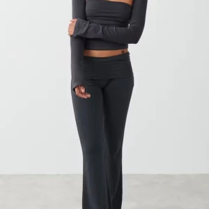 Mörkgrå yoga pants  - Mörkgråa hoga pants från Gina Tricot i mycket fint skick. Hör gärna av dig för mer frågor 🥰