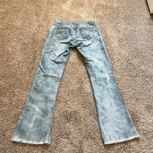 Miss sixty low waist bootcut jeans - Second hand lågmidjade bootcut jeans  Från miss sixty🙌 Storlek 28 men passar även 27 Innerbenslängd: Cirka 77-78cm Coola och unikt blekta, är också fransiga där nere Köpta second hand för 850kr  Säljer för kommer inte till användning😁 100% bomull