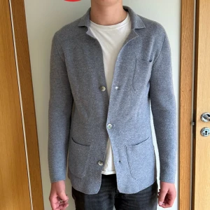 Kofta/stickad kavaj - Snygg stickad kofta. Storlek S men passar M. Modellen är 184 och väger 70.  Märket är House of Paul Rosen.