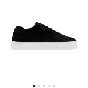 Axel Arigato skor - Säljer dessa Axel arigato skor i använt men fortfarande fint skick!💕  