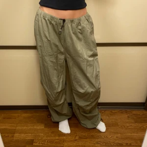 Fallskärmsbyxor - Ett par fallskärmsbyxor jag inte använder. Byxorna har är köpta på H&M och har dragsko i midjan och vid fotlederna. I perfekt skick knappt använda i storlek M men passar mig som har S. Skriv för mer frågor