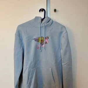 Blå hoddie med snören - Ens snöret har tappat sin plast runt, nu är de en Knut istället. Storlek xs från hm