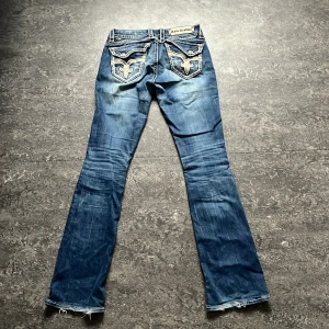 rock revival/ low waist - Hej! Den här rock revival jeansen säljer jag för 500kr, den är köpt för 1000. Säljer dom då jag inte använder dom längre. Dom ser helt nya ut och är i storlek 27 💋