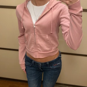Kofta - Rosa kofta köpt på H&M. Sparsamt använd och inga defekter. Koftan är hyfsat croppad och sitterjättebra.