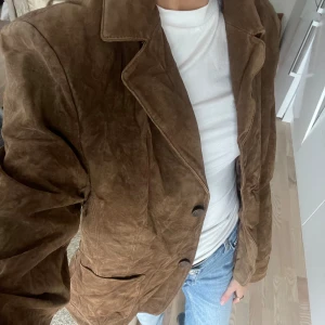 Mocka jacka - Suede jacka / blazer. Lite skrynklig, annars fint skick🍂 Väldigt lik den mockajacka som Matilda Djerf har🥹