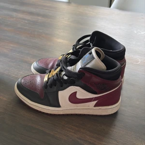 Air Jordan mid dark beetroot  - Jätte fina skor i storlek 36.5  Jag vill inte ha dessa längre då dom inte sitter rätt på mina fötter Är inte använda många gånger alls