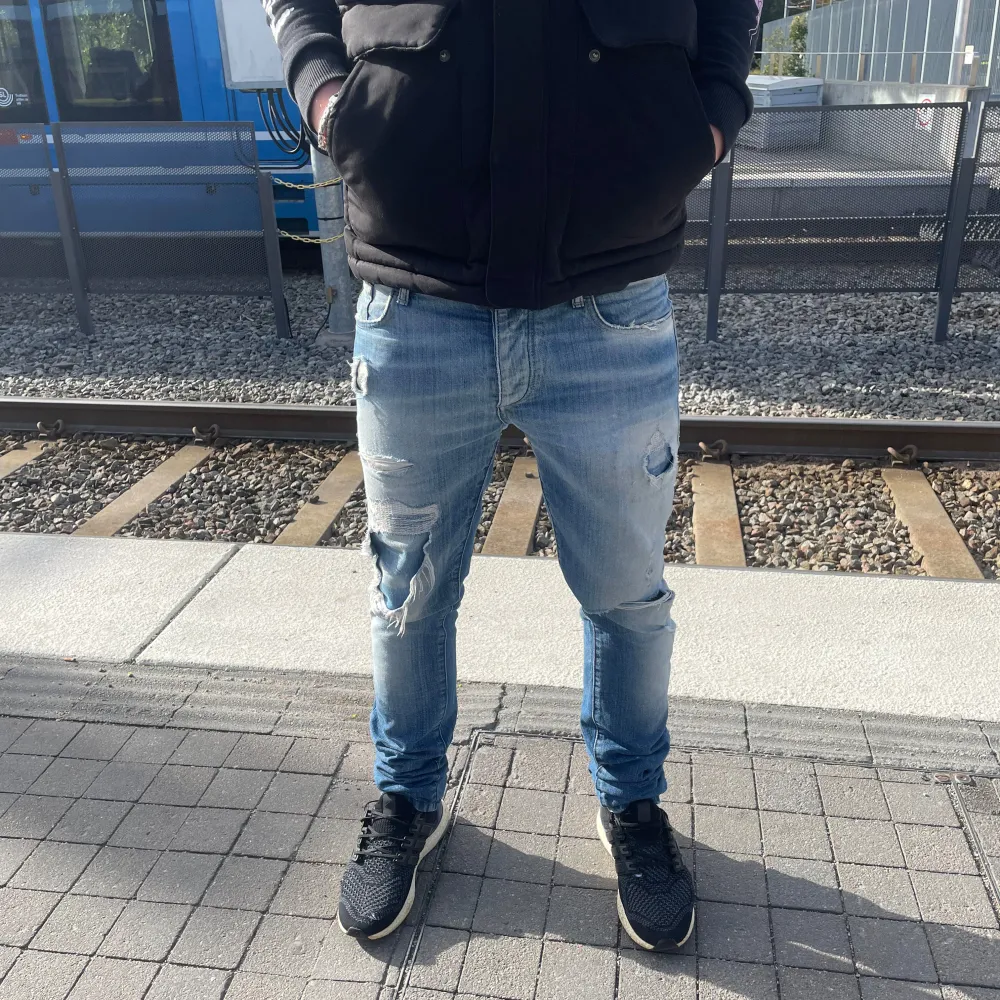 Säljer ett par stiliga och unika Jack & Jones med få exemplar i storlek W30. Hör av dig vid frågor & funderingar🍀. Jeans & Byxor.