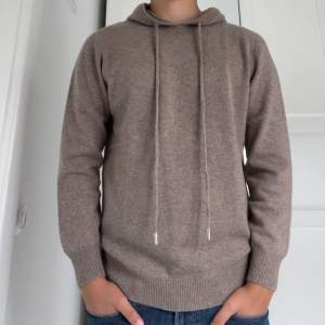 (OBS KÖP EJ DIREKT) Cashmere hoodies finns nu ute i storlek S och M | Finns i Grå och Beige | pris :- 849 | skriv privat om ni vill ha eller har några frågor så löser vi det därifrån. Modellen är 175cm och väger 63kg (storlek S).