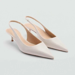 Pumps  - Säljer nu mina fina beiga/off white  pumps då de inte riktigt passade mig😓  Enbart använda en gång så i väldigt fint skick! Klacken är låg, skulle säga ungefär 4 cm Nypris 419kr 