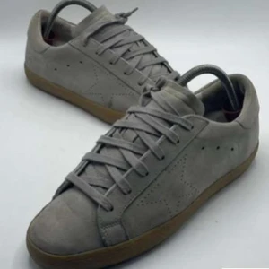 Golden goose - Super fina golden goose i grå färg. Det är mocha skor i ett super skick. För fler frågor är det bara att skriva.