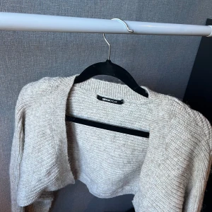 Beige bolero från Gina  - Beige stickad bolero från Gina 💗 näst intill oanvänd