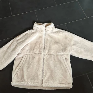  Åhléns teddy jacka  -  Sälja denna super  fina teddy jacka från Åhléns i storlek M. Pris kan diskuteras vid snabb affär. 🌸🩷