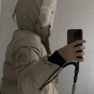 Moose knuckles - Moose jacka säljer den, haft den 1 vinter och den är jätte fin (A-k) storlek M