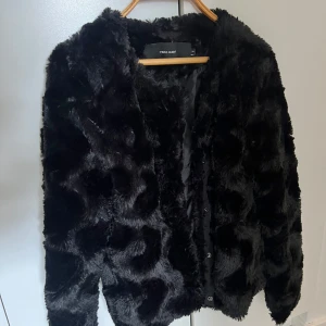 Pälsjacka  - Oanvänd pälsjacka jättefin till hösten. Fler bilder är det bara att höra av sig. Köparen står för frakten. 