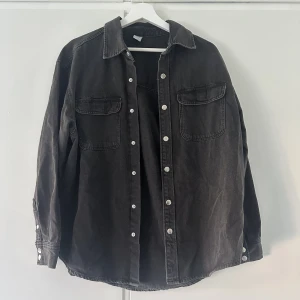 Jeansjacka - Jeansjacka från h&m. Fin jacka i bra skick. Stor i storleken, passar många storlekar. Pris går såklart att diskuteras💕