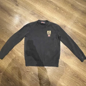 Morris tröja - Säljer denna tröja pågrund av att jag inte andvänder den längre. Inga skador eller liknande den här bara krympt lite i tvätten så den sitter i mellan S och M. Priset är inte hugget i sten!