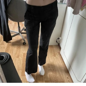 Lågmidjade kostymbyxor - De populära lågmidjade kostymbyxorna från bikbok i petite modellen. Säljs då de inte kommer till användning. Pris kan diskuteras vid snabb försäljning. Bilden är på mig som är 162 cm.