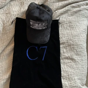 Maggiore keps - Säljer nu min maggiore keps som jag har använt ett få tall gånger. Den är i ny skick. Säljer den då den aldrig kommer till användning.