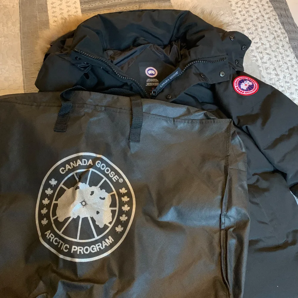 Säljer nu denna feta Canada Goose jackan, perfekt till vintern för att hålla dig varm. 9/10 Skick, har inga skador alls. Tags, Päls och Canada goose påsen medföljer med. Pris kan diskuteras, skriv gärna vid funderingar eller liknande🥂. Jackor.