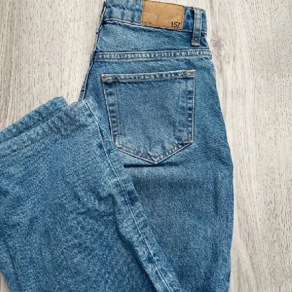 Säljer dessa jeans i storlek XXS men passar även XS och S, insydda. Fint skick. Säljs för 140kr+frakt. Vid intresse är det bara att höra av sig💕 . Jeans & Byxor.