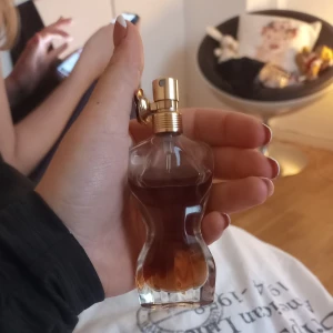 Jean paul gaultier la belle  - Säljer en jean paul gaultier la belle parfym, 30ml, med ca 25ml kvar. Den har stått i solen så den har ändrat färg men den luktar samma! Den luktar lite starkt i början med det lägger sig efter några minuter! Säljer den för 350kr + frakt! 