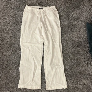 Linnebyxor - Linnebyxor från bikbok, har inte använt mycket då de är för stora för mig. Använda kanske 10 gånger, bra skick💗