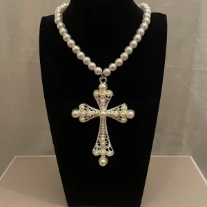 Kors halsband med pärlor✨ - Jätte fint kors halsband med vita pärlor!🪽🤍  
