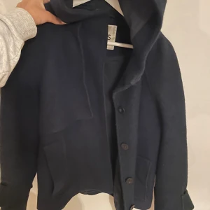 Cos jacka - Säljer min fina cos jacka! Som jag köpte på Nk. Köpte denna jacka året 2022. Då jag knappast använt den. Köparen står för frakten. Ordinarie pris som jag köpte för var 3800