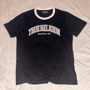 True religion t-shirt - Säljer en true religion t-shirt som var köpt i stockholm NK. Säljer pga inte min stil. Inga fel eller defekt på t-shirten men skriv gärna ifall du har frågor eller ifall om du är intresserad😁