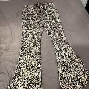 Utsvängda leopard leggings med snöre framme. Hög midja. Stretch. Passar stl M