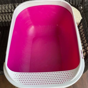 Kattlåda - en stor kattlåda som är i stor 