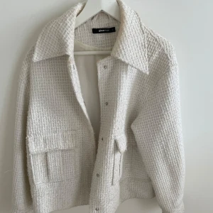 Populär kappa från Gina Tricot - Tecken på användning finns (se bild 2), detta borde dock vara lätt att tvätta bort. Storlek L men relativt liten i storleken, passar allt ifrån XS beroende på hur oversized man vill att den ska vara☀️