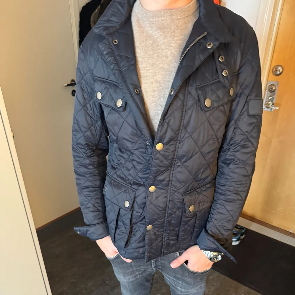 Barbour field jacket helt ny med tags kvar! Storlek S (passar M). Modellen är 176cm och väger 66kg🙌🙌! Nypris: 2300kr Mitt pris: 899kr‼️. Jackor.