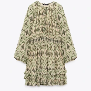 grön klänning - aldrig använd 