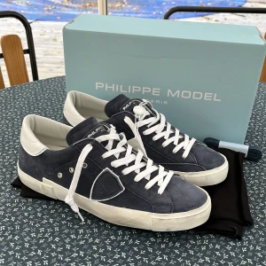 Philippe model  - Säljer dessa splitternya Philippe model skorna i storlek 42. Endast testade! Väldigt eftertraktad modell så passa på! Box, nya snören och dustbag följer med