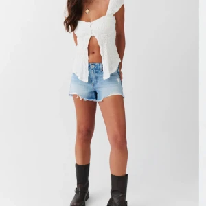 Lågmidjade shorts  - Slutsålda på hemsidan. Säljer dessa shorts då jag vill ha i en annan storlek. Bra skick, inga fläckar eller liknande. Priset går att förhandla💕🌸