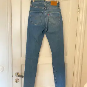 blåa jeans från levi’s i modellen ”high rise skinny” ❤️i storlek 25