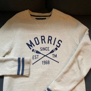 Morris tröja - Stickad Morris tröja i fin beige färg, fint skick men en liten fläck bredvid kragen på framsidan men går säkert att få bort. Hör av er om frågor eller prisförslag✅
