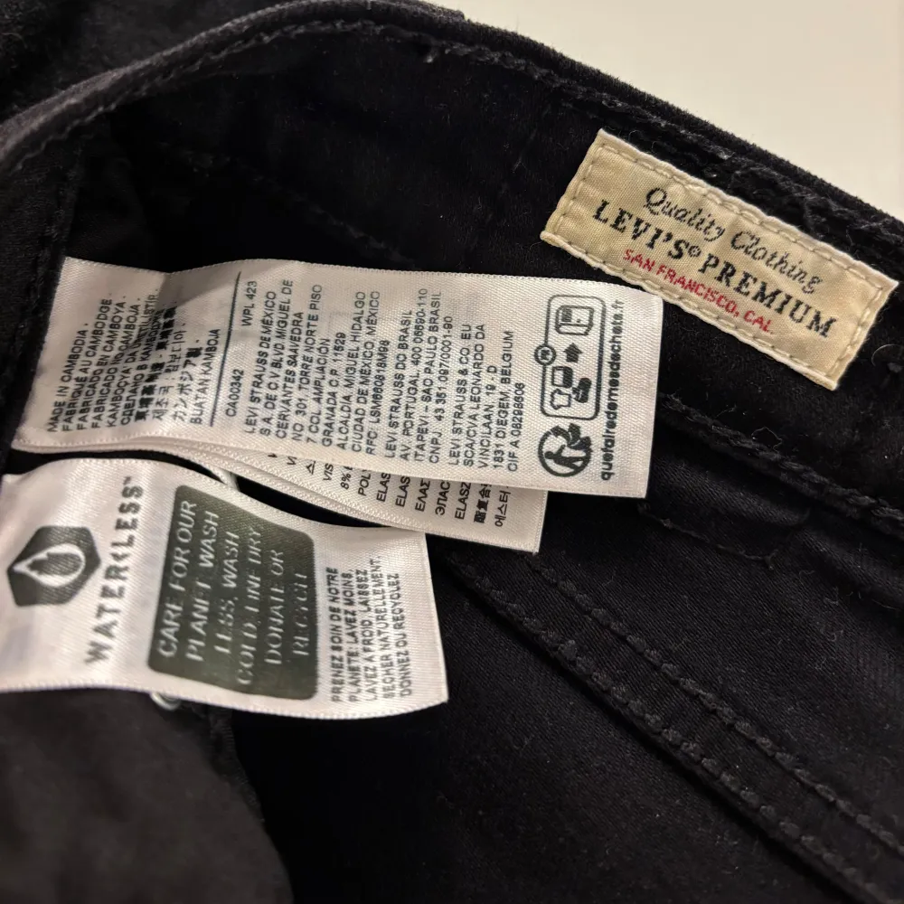 Ett par svarta Levis jeans. Använt dessa en gång, som nya. Midwaist. . Jeans & Byxor.