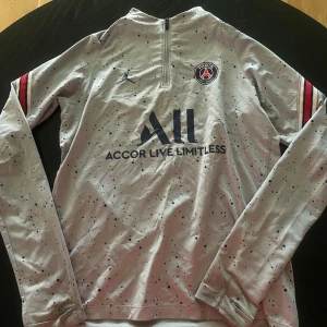 Psg Jordan tracksuit tröja - Säljer nu min psg Jordan tröja för den inte kommer till användning längre. Den är i bra skick och passar mig som bär storlek S och är 172 cm lång