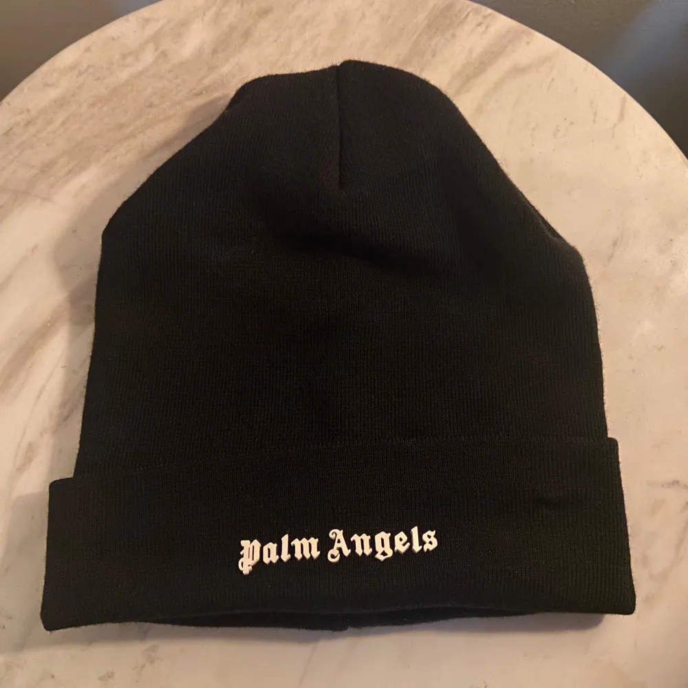 Hittade denhär schyssta mössan när jag gick igenom garderoben tänkte att jag säljer  den. Palm Angels mössa i fint skick ny pris tror jag låg på 1500kr om jag kommer ihåg rätt men eftersom jag inte hittar något kvitto säljer jag den för 500kr. Accessoarer.