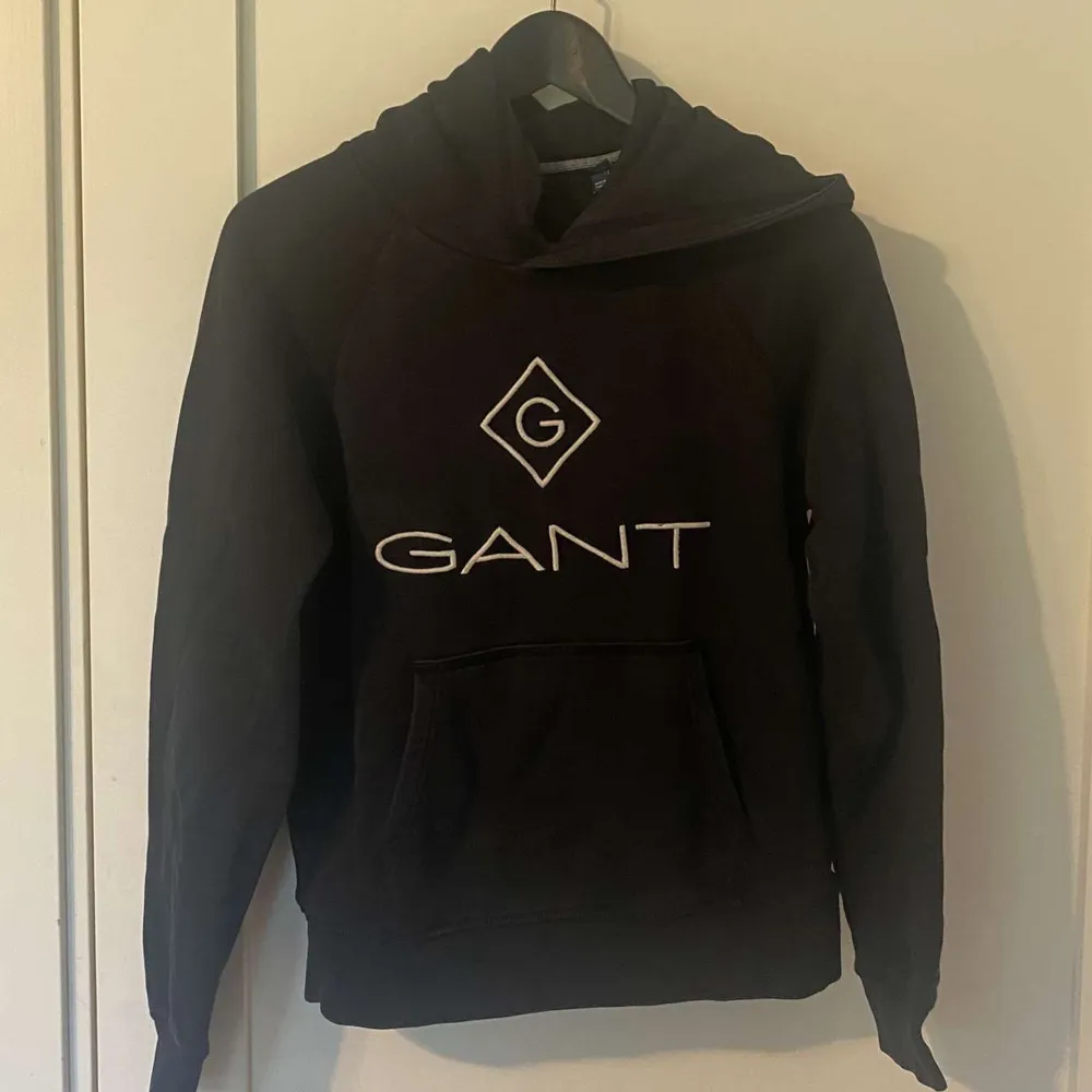 Gant hoodie i storlek 170 vilket motsvarar ungefär XS. Hoodies.