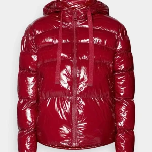 Vinterjacka från Guess - Säljer min superfina äkta guess vinterjacka som är i mycket bra skick. Den är varm,  supersnygg och köpt direkt från guess hemsida. Skriv för frågor eller mer bilder💖💖