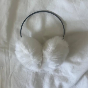 Vita öronmuffar - Säljer då de ej används. I gott skick.  Köp nu är på!