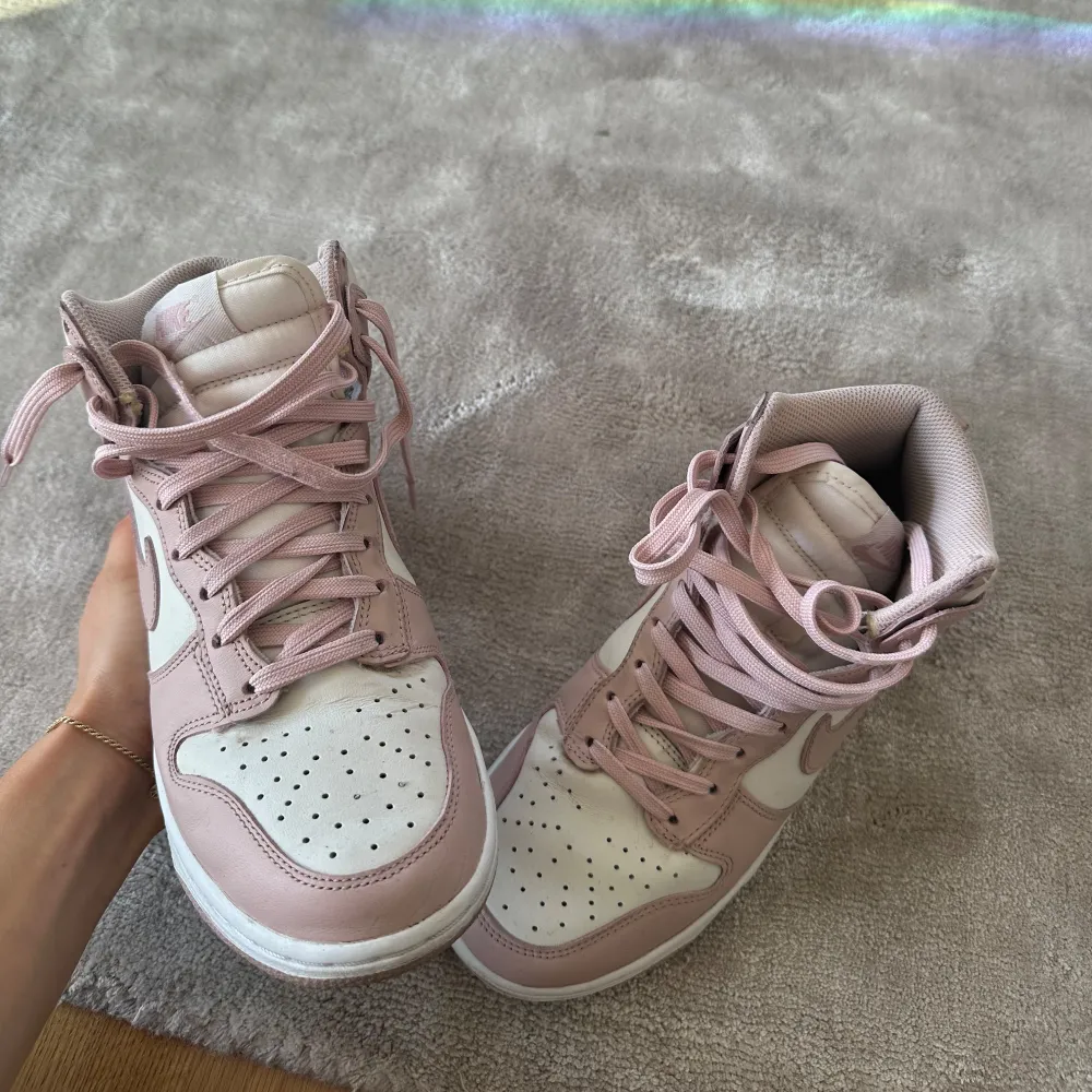 Höga Nike dunks i bra skick. Något slitna och smutsiga men i övrigt fina. Färgen är ”dusty pink” 💕. Skor.