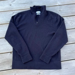 Quarter zip - Säljer en snygg quarter zip these glory days för 799kr. Storlek L men passar S-XS. Är använd en del men är i mycket bra skick. Om du har några frågor så finns jag i DM mvh MRcvb
