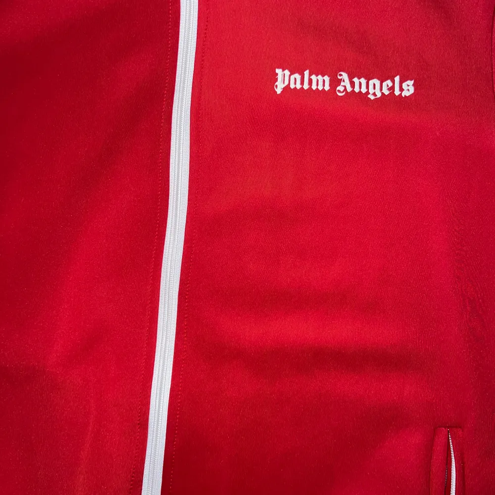 Nu säljer jag äntligen min röda Palm angels dress som är bara använd 2 gånger dock inte äkta men fortfarande ett toppskick och inga konstigheter alls.. Hoodies.