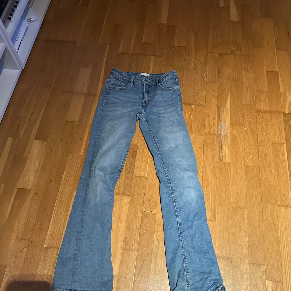 Dessa är köpta från gina tricot  Dom är väll använda men i ett fint skicka  Finns en liten fläck på låret inget som syns som jag oxå tror att nåt medel kan få bort. Jeans & Byxor.