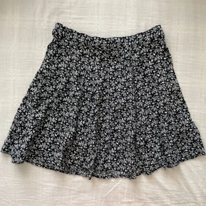 Blommig kjol - Super skön och fin blommig kjol från Bikbok 💕 Storlek S, passar mig som har XS/S. Det är stretchig så den kan även passa M 🫶 Jättefint skick, inga defekter.