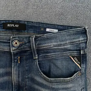 Säljer ett par replay anbass jeans i storlek W33 L32! Hör av dig vid intresse eller frågor! 